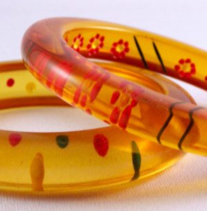 AB124 applejuice reverse carved Bakelite bangles