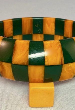 SZ18 Teal/mango saucer checker bakelite bangle