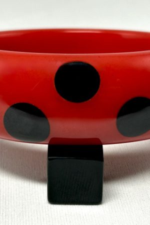 SZ21 Red with black up and down dots bakelite bangle