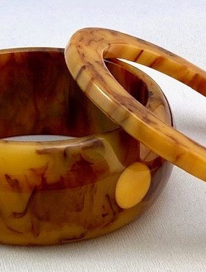 SZ41 Shultz wide Mississippi mud dot bangle
