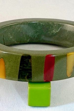 SZ43 Shultz angled gray fingernail dot bangle