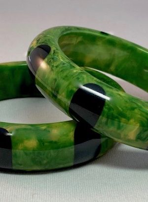 SZ47 Shultz marbled green bakelite bangles with 8 black side to side dots