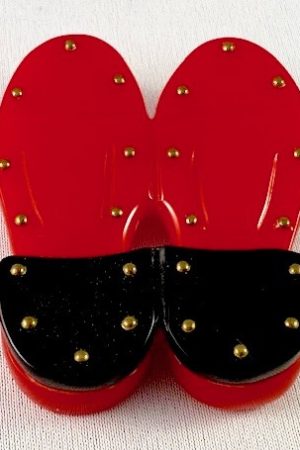 SZ53 Shultz red/black shoes pin
