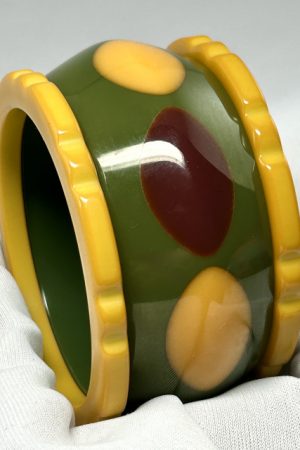 SZ59 Shultz wide gray green saucer/dots bakelite bangle