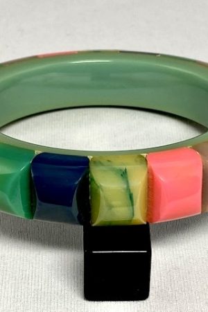 SZ78 Shultz chicklet bakelite bangle