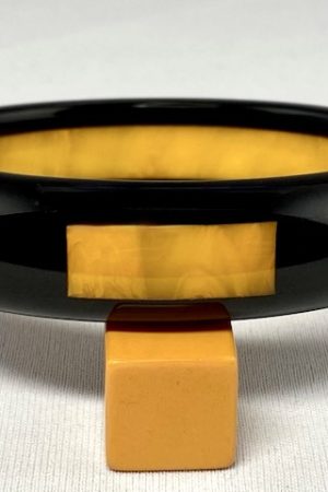 SZ85 Shultz butterscotch and black bordered dot bakelite bangle