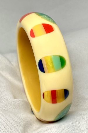 SZ93 Shultz custard bakelite bangle with laminated fingernail dots