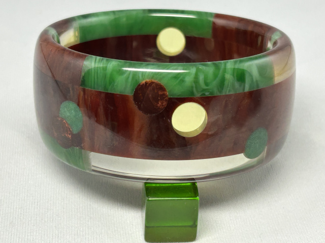 AP14 Brickwork and dots bakelite bangle in spinach, marbled mahogany and applejuice - Image 2