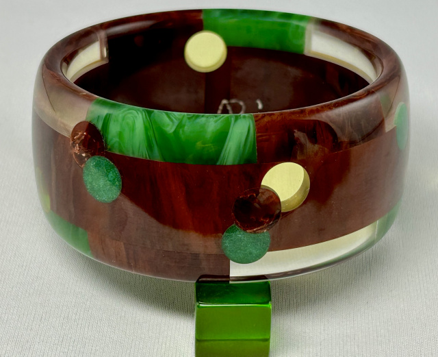 AP14 Brickwork and dots bakelite bangle in spinach, marbled mahogany and applejuice - Image 3