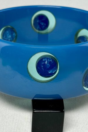 AP18 Blue googly eye dots bakelite bangle