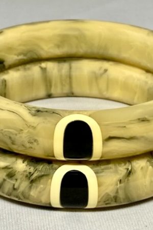 AB133 pr Brandon marbled butter & black dots bakelite bangles