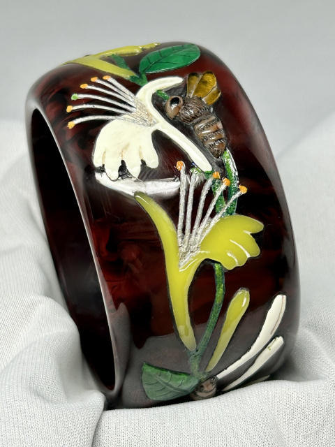 AB137 Brad Elfrink inlaid honeysuckle vine & honey bees bakelite bangle - Image 3