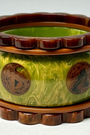 AB138 Teresa wide green dot bangle with marbled brown daisy spacers