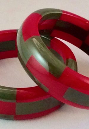 AB142 Teresa red/olive checkerboard Bakelite bangle
