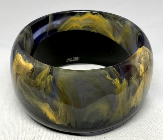 AB167 Pantti diagonal laminate bangles in bakelite and resin combo - Image 3