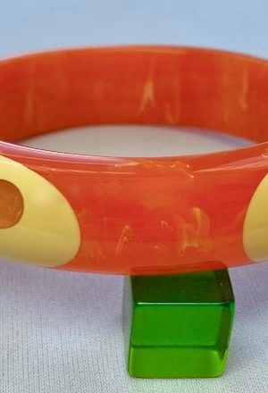 SZ10 Shultz marbled orange bakelite bangle with cream oval dots