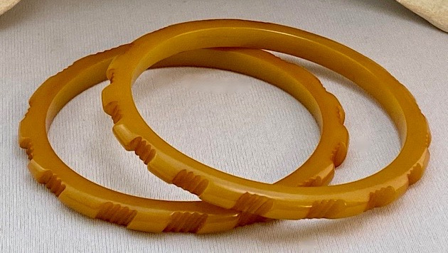 BS22 Pair caramel slash carved bakelite spacer bangles