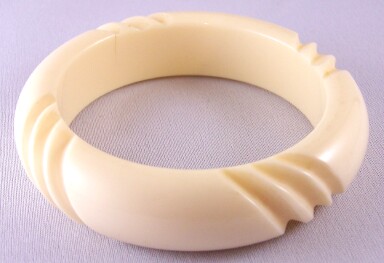 LG226 Ivory slash carved lucite bangle