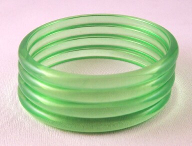 LG313 Set 4 transparent pale green lucite bangles