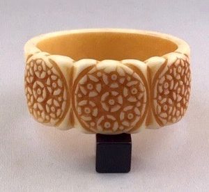 LG317 Cream lucite overdyed flowers bangle