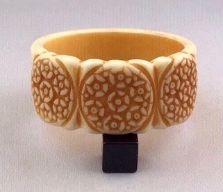 LG317 Cream lucite overdyed flowers bangle