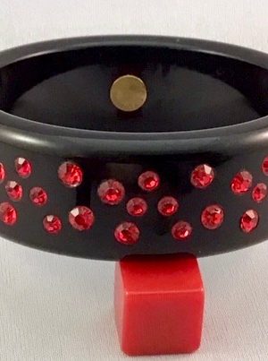LG338 Black lucite/red rhinestones bangle