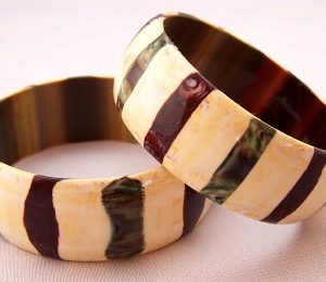 LG340 Striped lucite bangle in cream, mahogany brown and khaki green