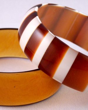 LG136 60s Lucite cased root beer bangle