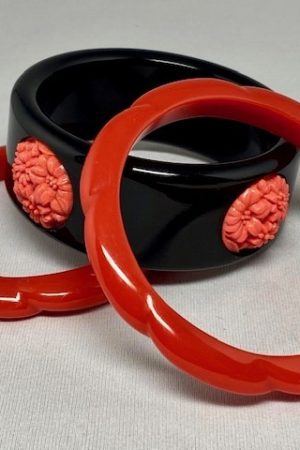 LG138 Black lucite bangle with coral celluloid dots & pr coral lucite bangles