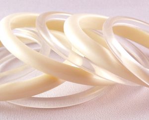 LG146 Clear & ivory lucite bangles