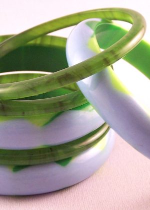 LG147 60s Baby blue lucite bangle