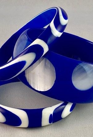LG148 60s Cobalt blue/white lucite bangles