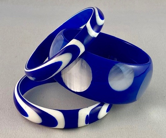 LG148 60s Cobalt blue/white lucite bangles