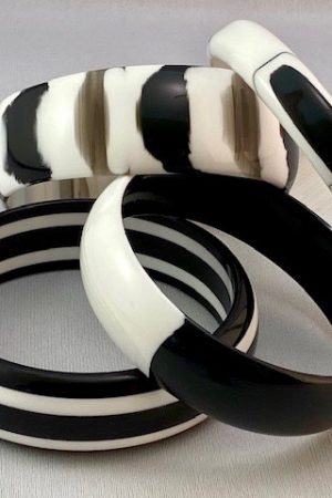 LG150 Black/white 60s lucite bangles