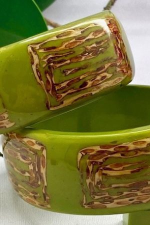 LG158 Pair avocado green/fiber resin bangles