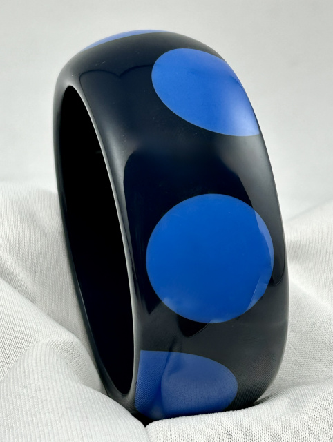 LG160 Marc Jacobs blue dots on navy lucite bangle - Image 2