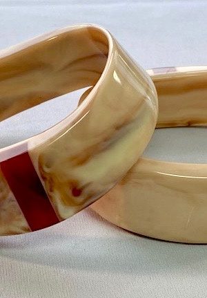 LG176 Marbled almond lucite Monet Directives dot bangles