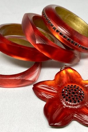LG193 Shimmery red lucite bangles & flower pendant