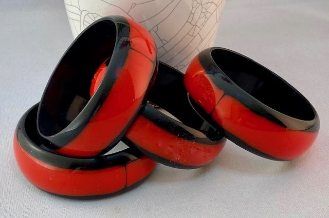 LG201 60s Black and red lucite bangle
