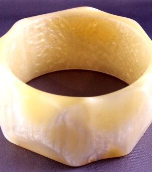 LG205 Wide ivory pearlescent bangle