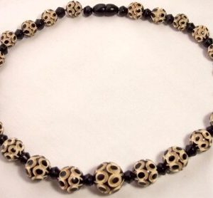 BN26 Black/cream vegetable ivory necklace