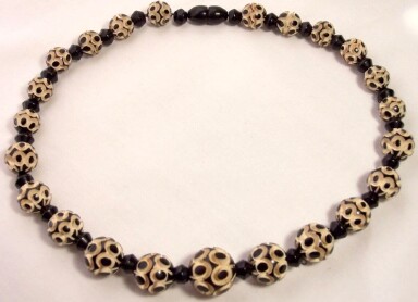 BN26 Black/cream vegetable ivory necklace