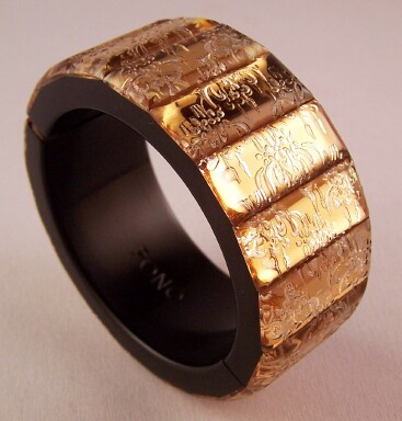 PO118 Black/Gold PONO floral etched hinged resin bangle