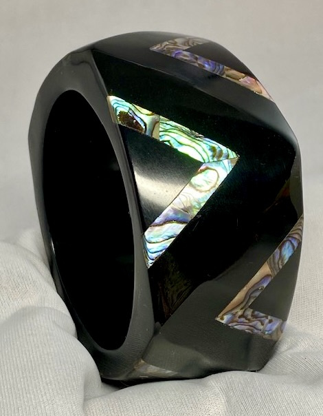 PONO121 Black resin bangle with inset abalone chevrons - Image 2