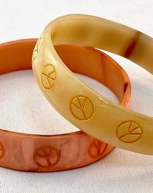 PO37 PONO Dyed horn peace sign bangle