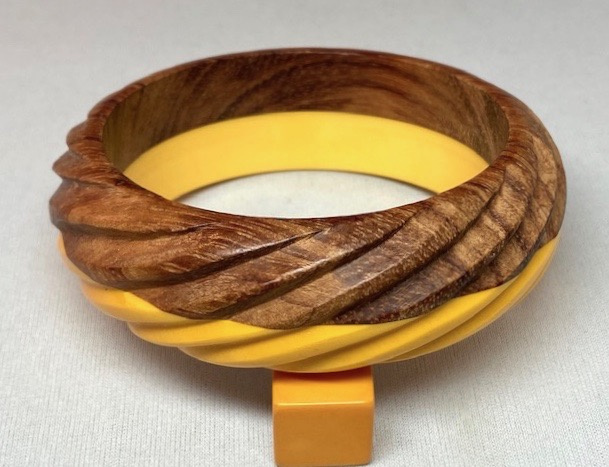 BB220 Half wood and corn bakelite spiral carved bangle - Image 2