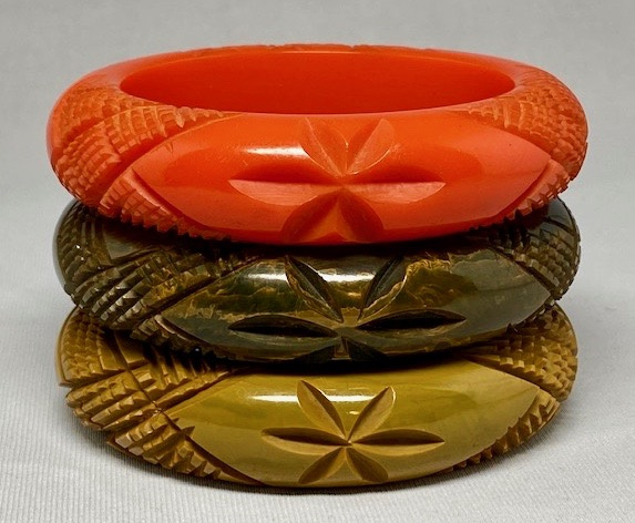 BB233 Chunky star & crosshatch carved bakelite bangles