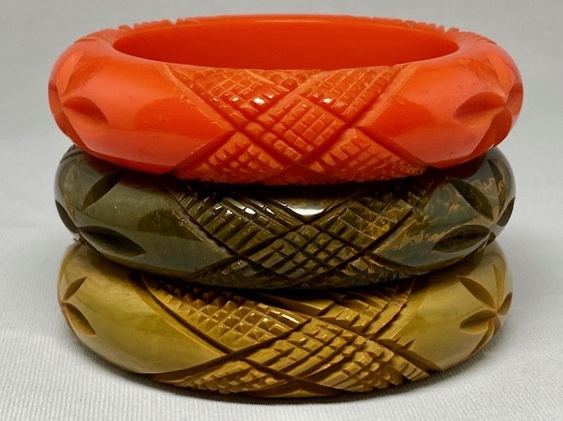 BB233 Chunky star & crosshatch carved bakelite bangles - Image 2