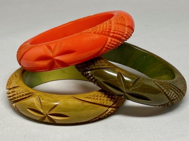 BB233 Chunky star & crosshatch carved bakelite bangles - Image 3