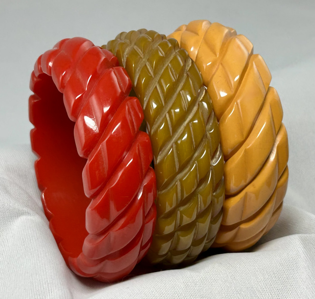 BB250 Chunky raised center slash carved bakelite bangles - Image 3